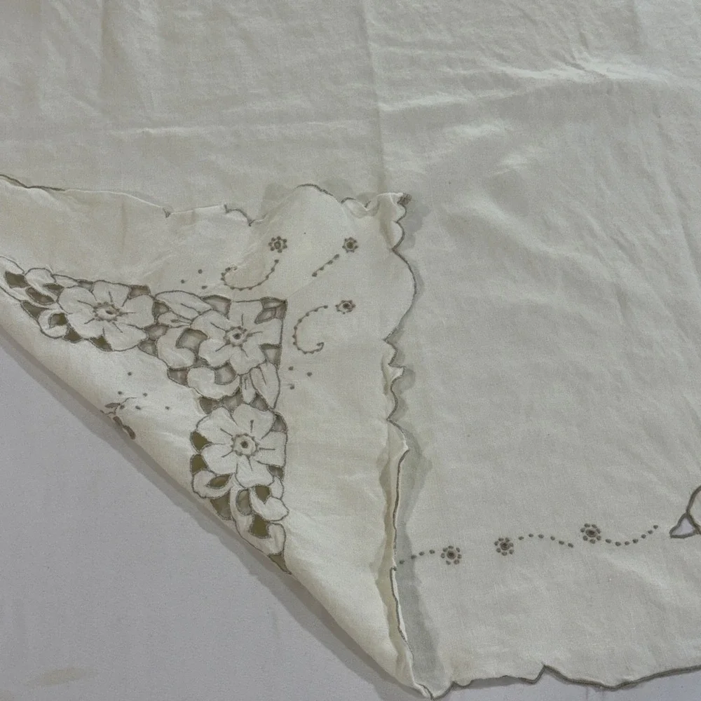 Vintage Linen Tablecloth 4 Napkins Cream Floral Cutwork Embroidery 33
